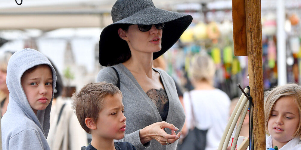 Анджелина Джоли накормила детей фастфудом на блошином рынке