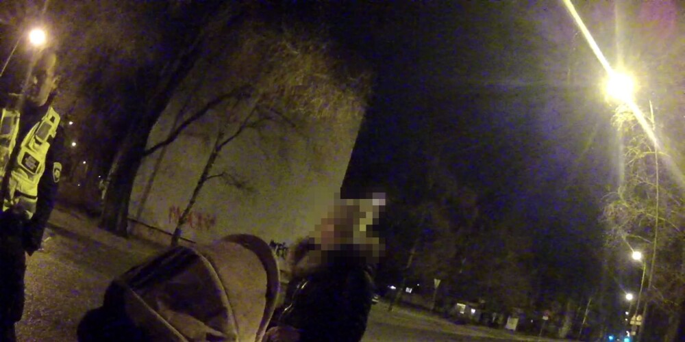 Aculiecinieki naktī Rīgā ziņo policijai par manāmi iereibušu māti ar zīdaini