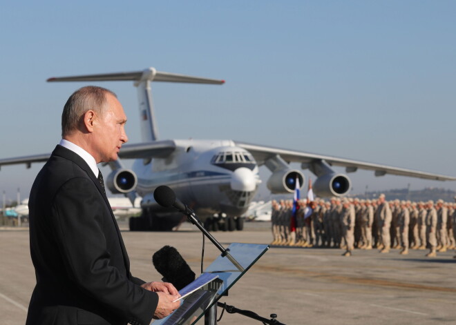 Putins ieradās Krievijas gaisa spēku Hmeimimas aviobāzē Sīrijā un deva pavēli izvest no Sīrijas lielāko daļu Krievijas karaspēka kontingenta.