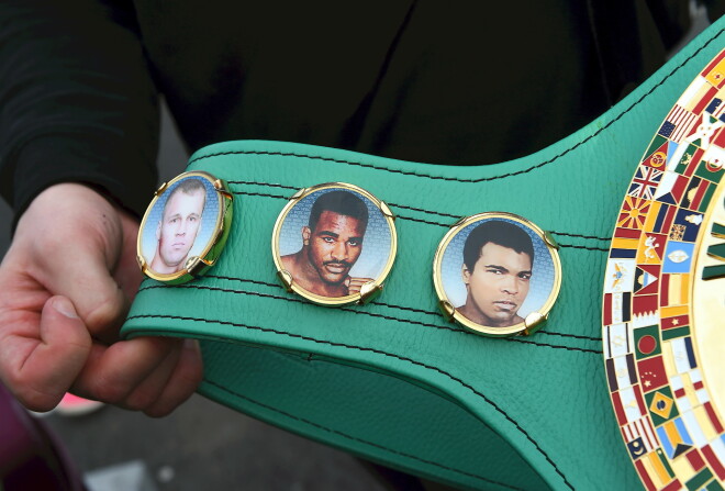 Bokseris Mairis Briedis ar izcīnīto Pasaules Boksa padomes (WBC) čempiona titulu pirmā smagā svara kategorijā, ierodas lidostā "Rīga".