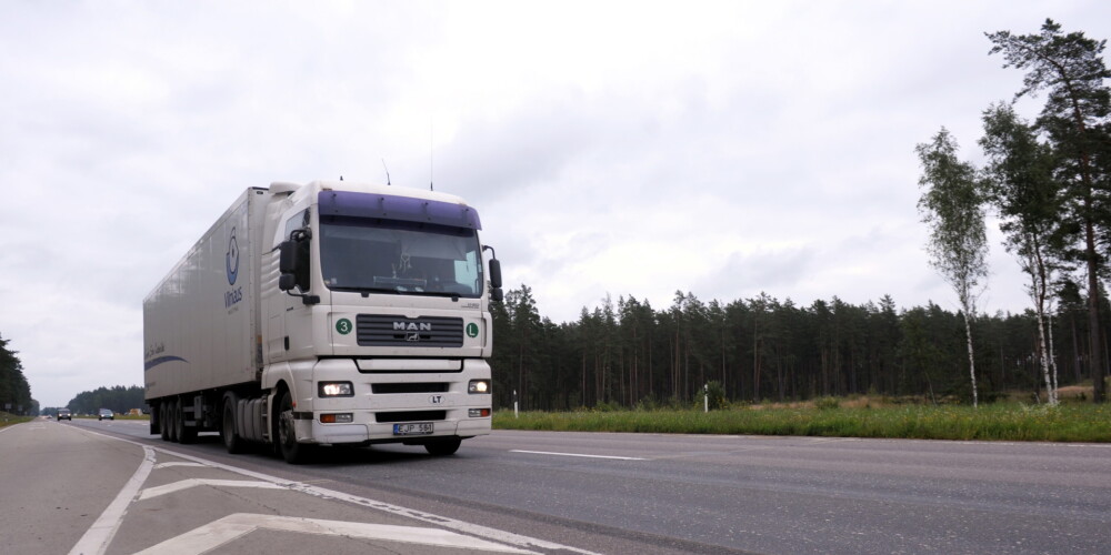 Latvijā strādājošie kravas mašīnu šoferi izdevīgāku nosacījumu dēļ varētu aizplūst uz ārvalstīm
