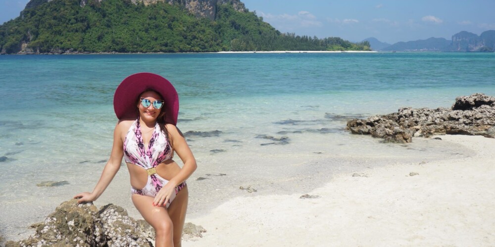 Diāna Pīrāgs plunčājas un ķer saules starus Taizemes pludmalē