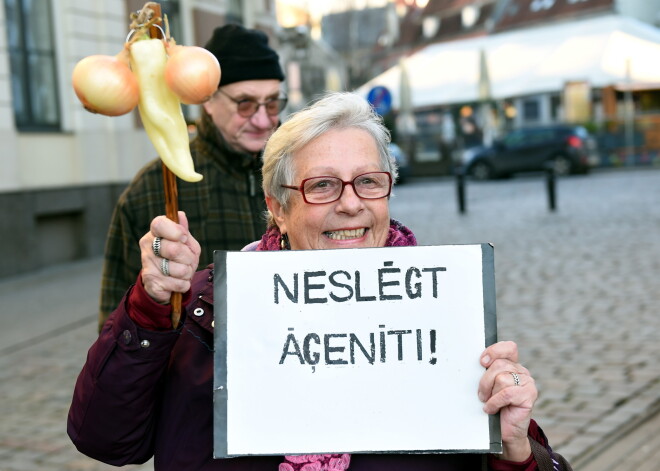 Foto: Āgenskalna iedzīvotāji piketē pie domes; juriste Brante sola nepieļaut tirgus slēgšanu