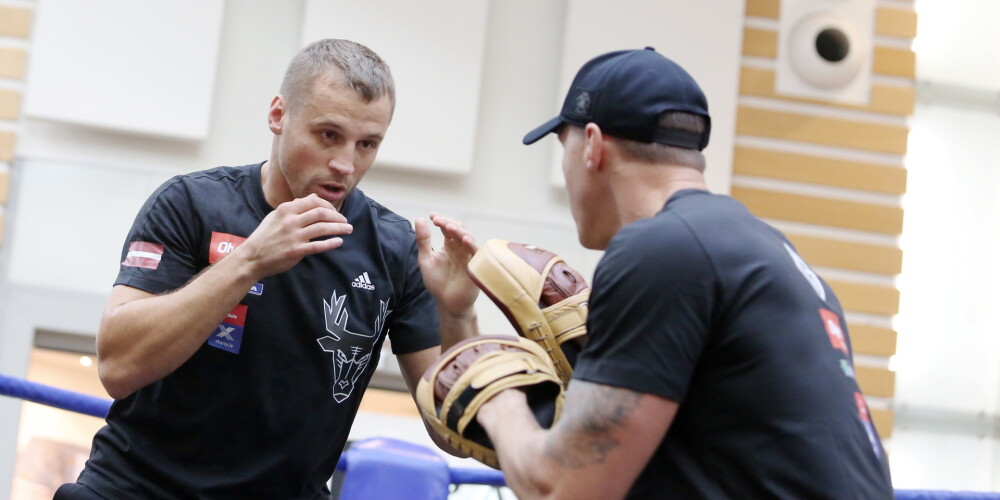 Bokseris Mairis Briedis (no kreisās) treniņā kopā ar savu treneri.