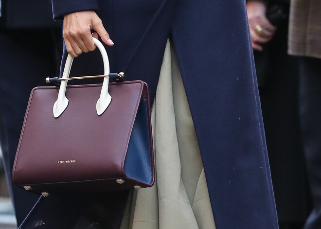 Meganas Mārklas rokassomiņa kļuvusi tik populāra, ka tai līdzīgās jau pārdod izsolē