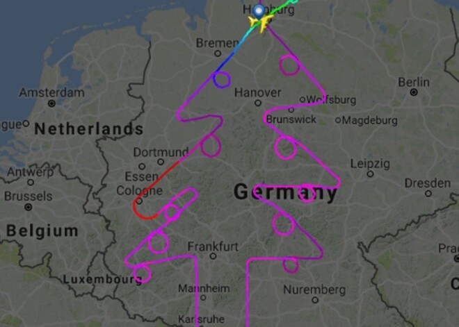 Lidmašīna debesīs virs Vācijas “uzzīmē” Ziemassvētku eglīti