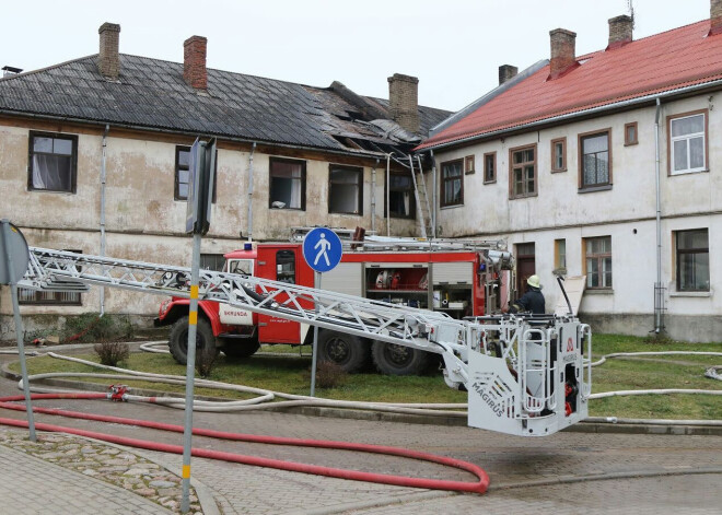 Valsts ugunsdzēsības un glābšanas dienests saņēma izsaukumu uz Pasta ielu Aizputē, kur saskaņā ar sākotnējo informāciju sabiedriskas divstāvu mūra ēkas kāpņu telpā bija izveidojies piedūmojums. Degošā ēka ir "Mētras māja", kur atrodas viesu nams, tūrisma informācijas punkts, mākslas galerija, veikals, skaistumkopšanas salons un mākslinieku darbnīca.