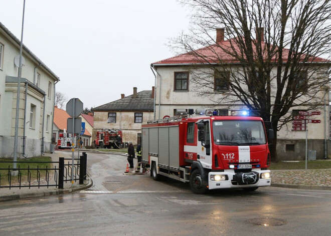 Dzēšot ugunsgrēku Aizputes viesu namā, cietis ugunsdzēsējs