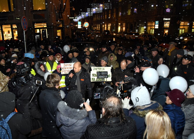 500 человек протестовали против перевода обучения в средней школе на латышский язык