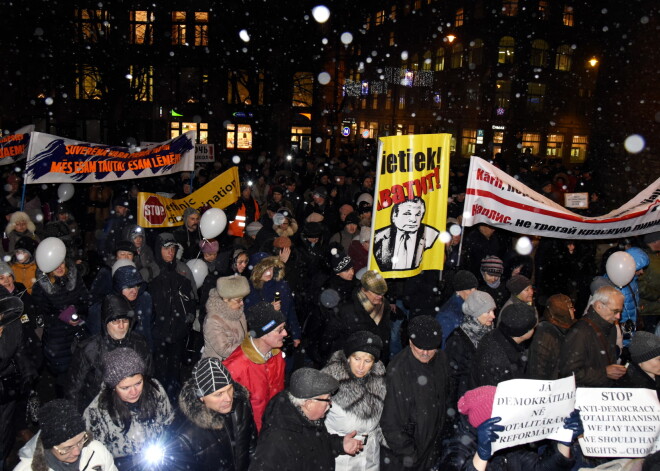 Pie Izglītības un zinātnes ministrijas ēkas krievu skolu aizstāvji protestē pret iecerēto pāreju uz izglītību latviešu valodā.