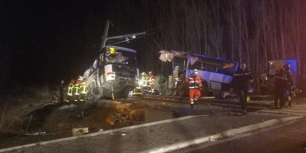 Saduroties vilcienam ar skolas autobusu, Francijā gājuši bojā 4 bērni