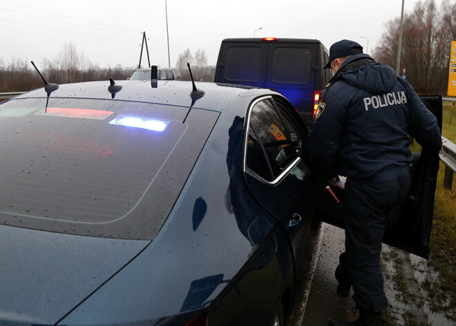 Policija aiztur 3 telefonu zagļus, viens no tiem vairākas stundas slēpies automašīnas bagāžniekā