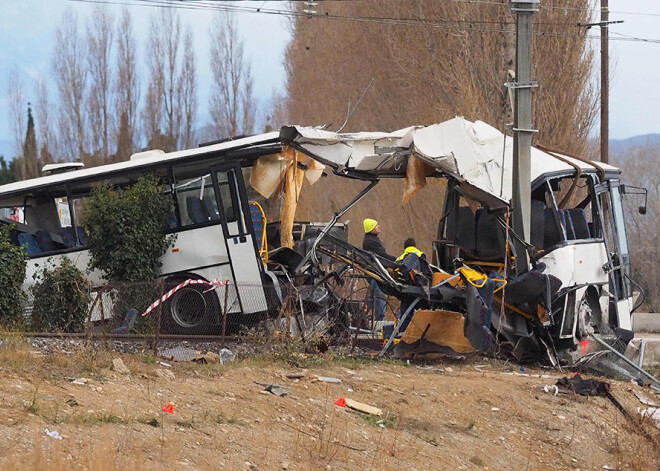 Bojāgājušo skaits vilciena un autobusa sadursmē Francijā pieaudzis līdz sešiem