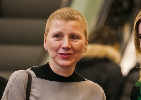 Vācijā dzīvojošā Ieva Plaude-Rēlingere tagad lepojas ar pavisam īsiem matiem. Viņai jaunais griezums ļoti patīk, un Ieva nesatraucas, ja kāds viņu pasākumos neatpazīst.