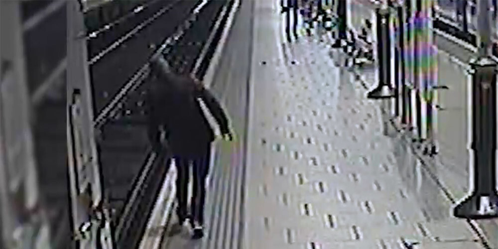 Biedējošs VIDEO: Piedzērušies pasažieri Londonā uzstreipuļo uz metro sliedēm