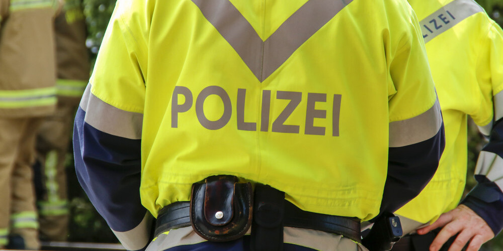 Austrijas policija “norauj” bārdu vietējam salavecim. Pārkāpts musulmaņu galvassegu aizliegums