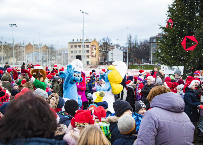 Piektdien, 15. decembrī, Rīgas domes Pilsētas īpašuma komitejas priekšsēdētājs Oļegs Burovs kopā ar Rīgas Centra humanitārās vidusskolas direktori Inetu Rudzīti, būvniecības uzņēmuma AS „LNK Industries” valdes locekli Davidu Lipkinu, skolas audzēkņiem un „Pasaku nama” rūķiem iededza pirmo Ziemassvētku eglīti Centra sporta kvartālā.