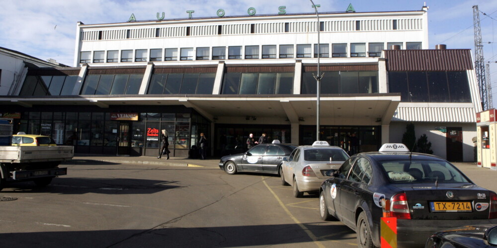 No šodienas taksometri pie Rīgas autoostas ieejas stāvēt vairs nedrīkstēs