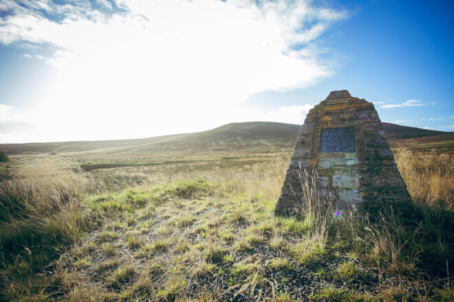 Piemiņas akmens vietā, kur savulaik slējusies pirmā "The Glenlivet" viskija darītava. 1824. gadā atvērtā Dž. Smita rūpnīca bija legāla, taču Skotijas augstienes kalni un lejas tajos laikos piesaistīja vairumu nelegālo darītāju - nomaļā, grūti pārvaldāmā teritorija bija perfekta vieta kontrabandas izvēršanai.