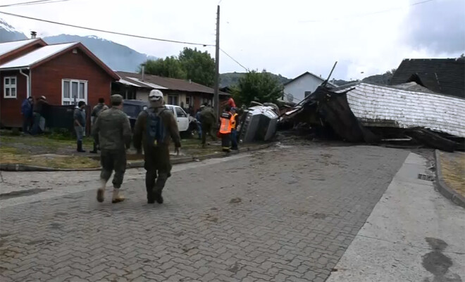 Nogruvumā nelielajā ciematā Viljasantalusijā, kas atrodas Andu kalnos, ievainoti 12 cilvēki un izpostītas 20 mājas.