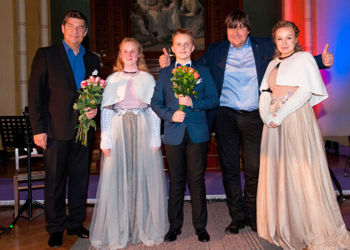 Rīgas Jaunajā Sv.Ģertrūdes baznīca nedēļas nogalē tika pieskandināta ar brīnišķīgām Ziemassvētku dziesmām. Līdz pat Zvaigznes dienai koncerti „Ir klusa nakts” būs baudāmi daudzos citos Latvijas dievnamos.