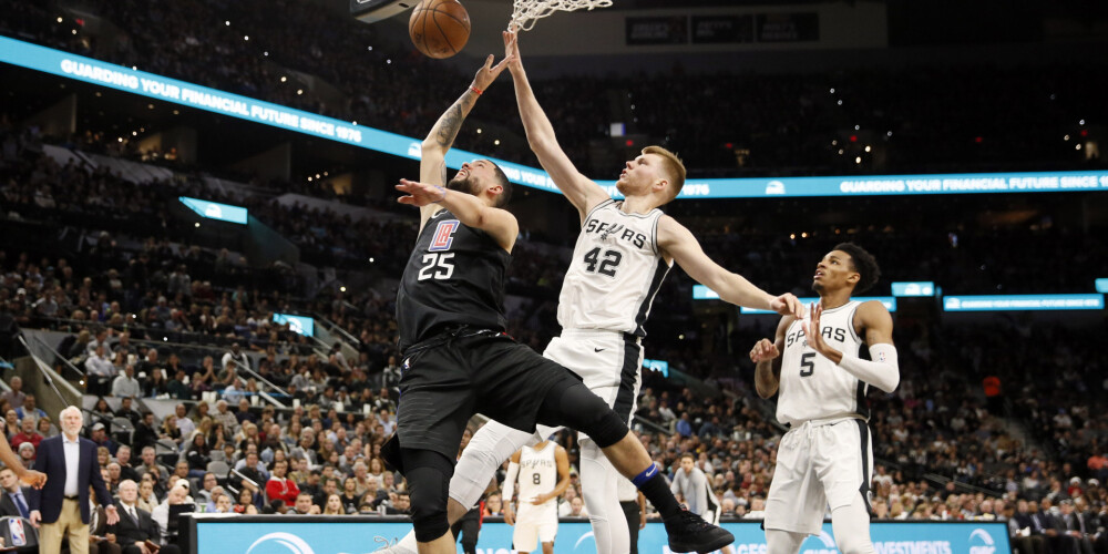 Dāvis Bertāns bloķē Ostina Riversa metienu.