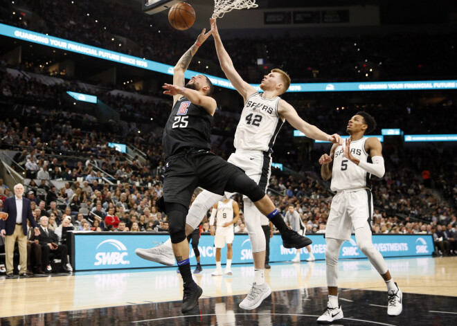 Bertāns ar astoņiem punktiem palīdz "Spurs" uzvarēt; "Knicks" bez Porziņģa bezerīgs zaudējums