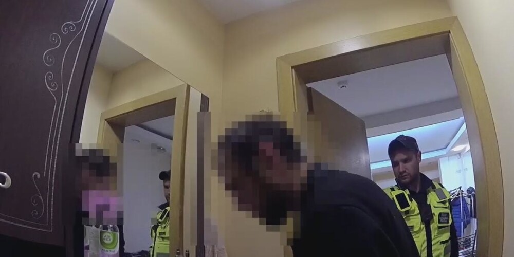 Видео дня: в Зиепниеккалнсе мужчина отказывался покидать туалет салона красоты