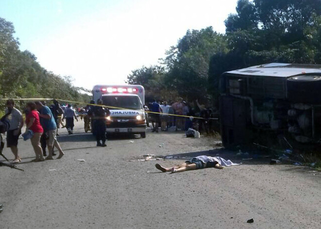 Meksikas dienvidaustrumos otrdien nobrauca no ceļa un apgāzās tūristu autobuss, un avārijā ir gājuši bojā vismaz 11 tūristi, tai skaitā vairāki ārzemnieki, un viņu gids, paziņoja Kintanaro štata valdība.