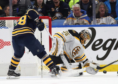 Ne Girgensonam, ne arī kādam citam no "Sabres" neizdevās pārspēt lieliski spēlējošo "Bruins" vārtsargu Hudobinu.