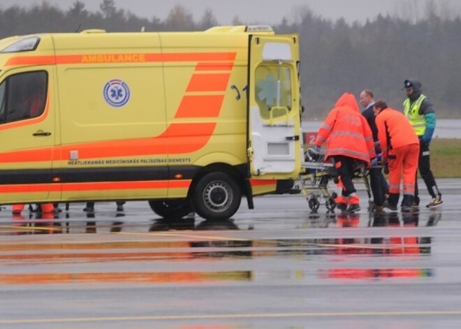 Par spīti drūmajām prognozēm "Liepājas" rallijā avarējušā helikoptera pilots ir dzīvs un izrakstīts no slimnīcas