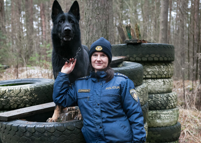 Portāla Kasjauns.lv komanda ciemojas pie Valsts policijas Kinoloģijas nodaļas darbiniekiem Rīgā, Kleistu ielā.