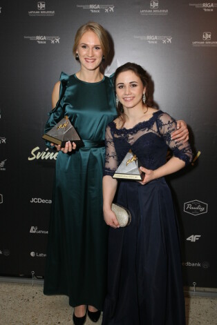 Sprintere Gunta Latiševa-Čudare, kura tika atzīta par 2017.gada Latvijas sporta uzlecošo zvaigzni, un pasaules bronzas medaļņiece svarcelšanā Rebeka Koha (pa labi), ar sava trenera Eduarda Andruškēvica nopelnīto balvu kā Gada treneris.