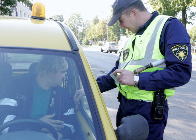 Ceļu policistiem turpmāk būs piestiprinātas kameras, kas ierakstīs sarunu ar šoferi