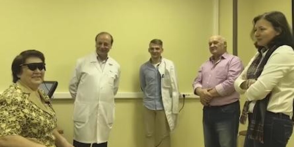 Видео дня: россиянка впервые увидела родных после пересадки бионического глаза