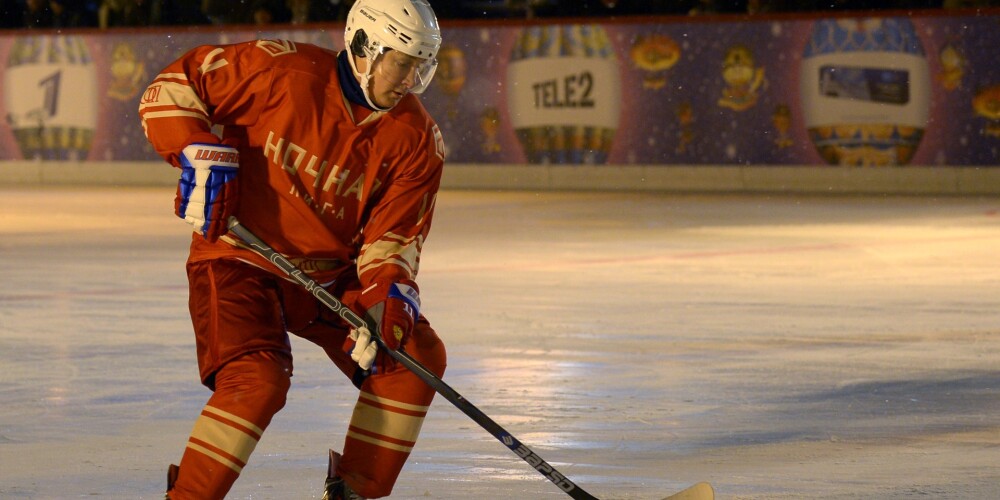 Редкие кадры: Владимир Путин сыграл в хоккей на Красной площади
