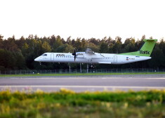 Latvijas lidsabiedrības "airBaltic" lidmašīna nolaižas starptautiskajā lidostā "Rīga".