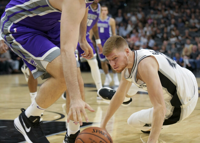 Bertāns paliek bez punktiem "Spurs" uzvarā pār "Kings"