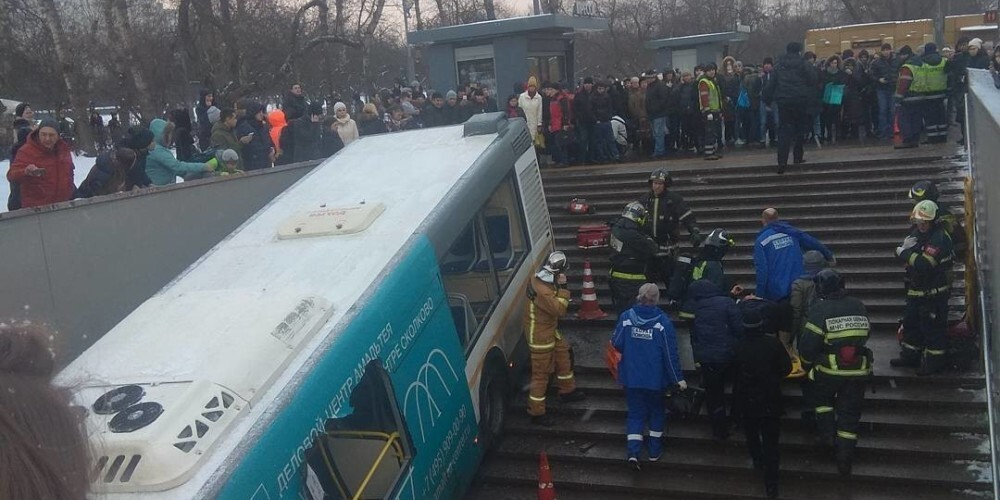Traģēdija Maskavā: satiksmes autobuss iebraucis pazemes pārejā; ir mirušie