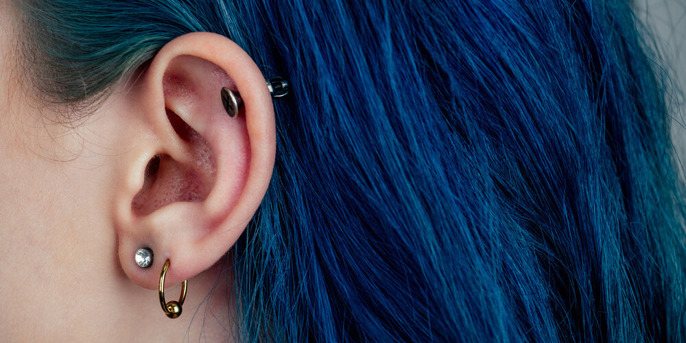 Kā sadziedēt sāpīgus ausu caurumiņus pēc auskaru nēsāšanas?