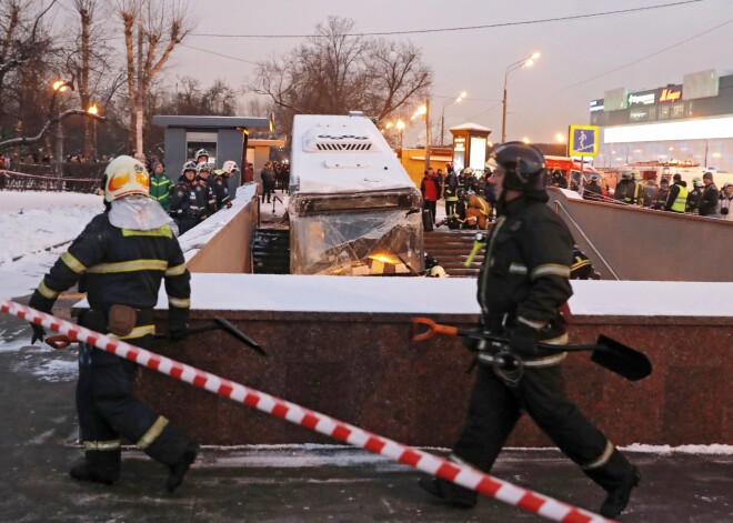 Autobusam ietriecoties vienā no Maskavas metro pazemes gājēju pārejām, gājuši bojā pieci cilvēki, bet 15 guvuši ievainojumus.