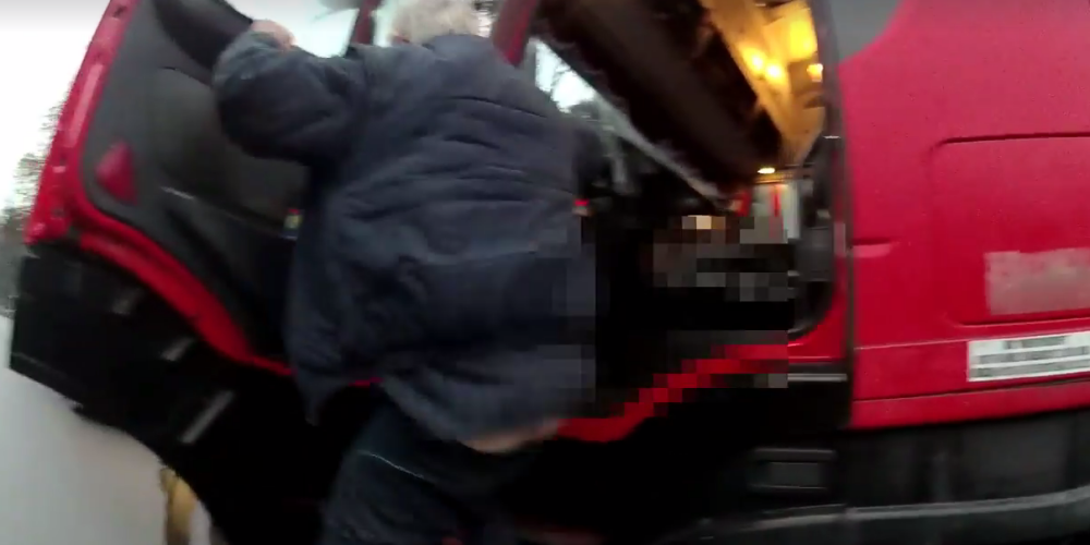 Noskaties, kā policija Mīlgrāvī aiztur 3,41 promiles reibumā esošu kravas auto šoferi