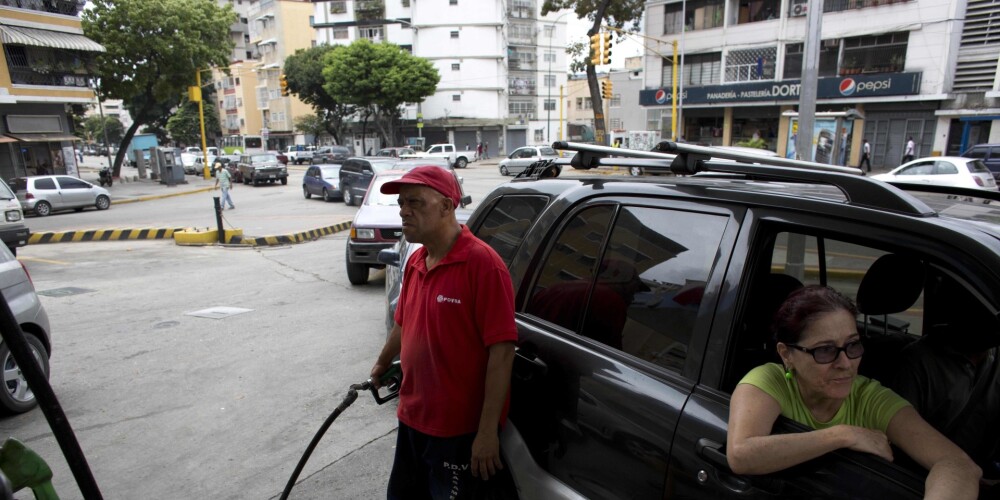 Venecuēlā noteikts 30 litru benzīna ierobežojums vienam auto