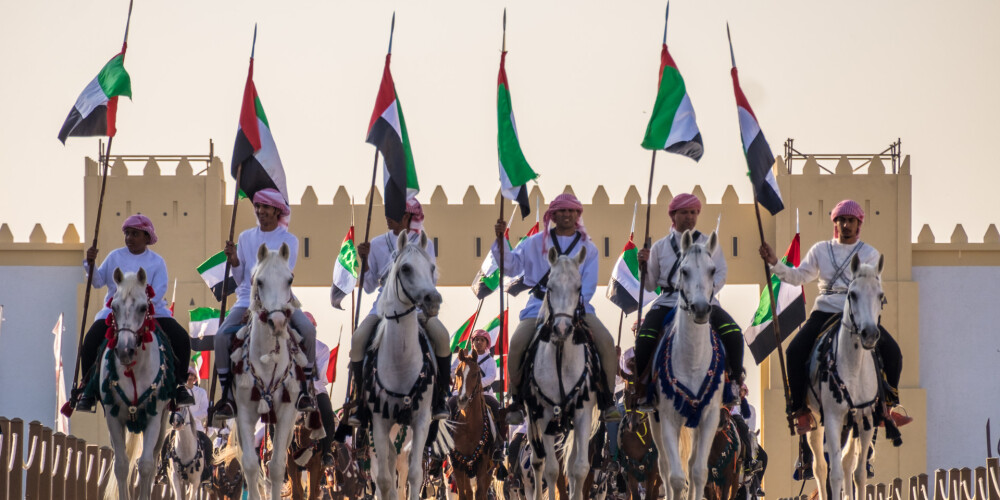 Apvienotie Arābu Emirāti (arābu: دولة الإمارات العربية المتحدة‎), saukti arī par AAE vai Emirātiem, ir valsts Tuvajos Austrumos, kas atrodas Arābijas pussalas dienvidaustrumos. Emirāti robežojas ar Sauda Arābiju dienvidos un ar Omānu austrumos, kā arī tai ir jūras robeža ar Kataru un ar Irānu. To ziemeļos apskalo Persijas līcis, bet austrumos Omānas līcis. Apvienoto Arābu Emirātu kopējā platība ir 83 600 km² un to ietekmē subtropu klimats. Lielāko daļu no AAE teritorijas aizņem tuksneši, bet valsts ziemeļaustrumos atrodas auglīga zeme. Pēc 2014. gada datiem Apvienotie Arābu Emirātos dzīvo 9 581 000 iedzīvotāji no kuriem apmēram 1,2 miljoni iedzīvotāji ir pilsoņi, bet vairāk kā 8,3 miljoni ir iebraucēji. Apvienotie Arābu Emirāti ir federālā prezidentālā sistēma un konstitucionālā monarhija. Apvienotie Arābu Emirāti sastāv no septiņiem emirātiem kā Abū Dabī emirāta, Dubaijas emirāta, Adžmānas emirātu, Sārdžas emirātu, Ummelkaivainas emirātu, Rāselhaimas emirātu un Fudžeiras emirātu. Visi emirāti ir absolūtās monarhijas, bet federācijas līmenī pastāv prezidentāla sistēma. Tradicionāli prezidenta amatu ieņem Abū Dabī emīrs, bet premjerministra - Dubaijas emīrs, tādējādi šie amati faktiski ir mantojami. Apvienoto Arābu Emirātu galvaspilsēta ir Abū Dabī, bet lielākā pilsēta ir Dubaija. Oficiālā valsts valoda ir arābu valoda, bet biznesā un izglītībā tiek izmantota arī angļu valoda. Lielākā reliģija pēc sekotāju skaita ir islāms. AAE naftas rezerves ir septītās lielākās pasaulē, bet dabasgāzes rezerves ir septiņpadsmitās lielākās pasaulē. Lielāko daļu no naftas ienākumiem valsts izmanto veselības, izglītības un infrastruktūras attīstībai. AAE ir Arābu līgas, Līča arābu valstu sadarbības padomes, Islāma sadarbības organizācijas, Nepievienošanās kustības un OPEC dalībvalsts.