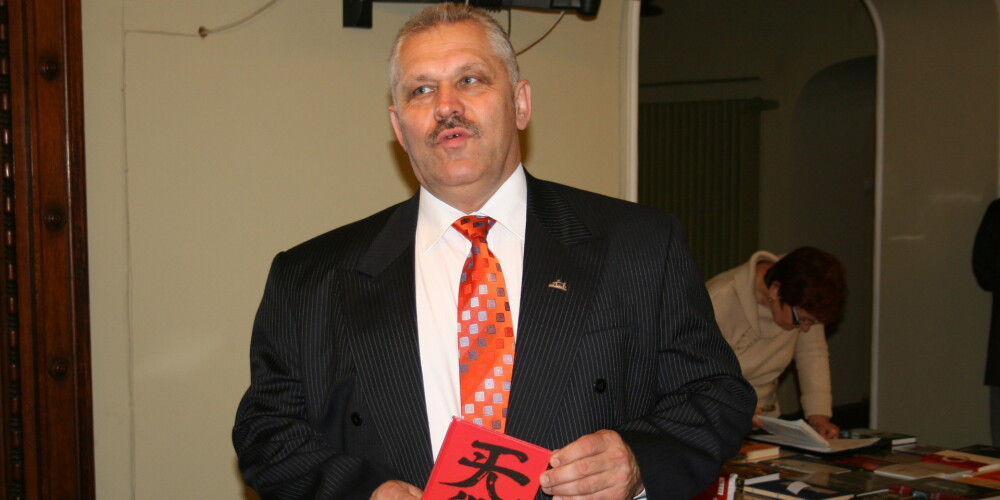 Bijušam Nacionālo Bruņoto spēku komandierim, politiķim Jurim Dalbiņam šodien 64. Apsveicam!