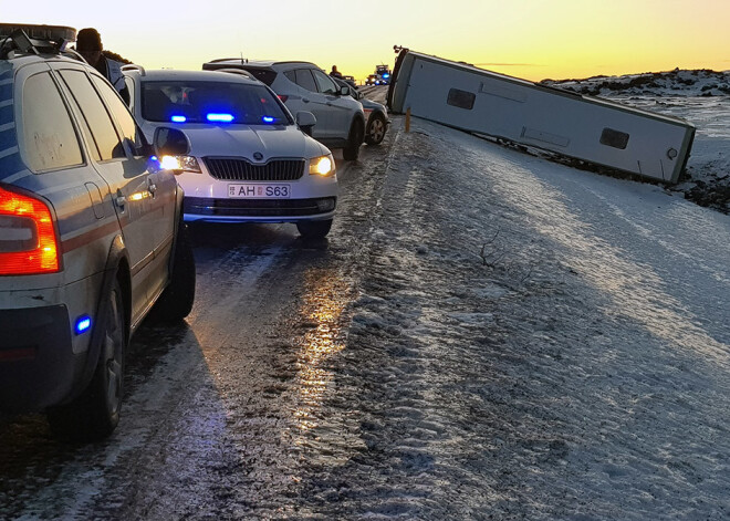 Autoavārijā Islandē gājis bojā ķīniešu tūrists, 12 smagi ievainoti