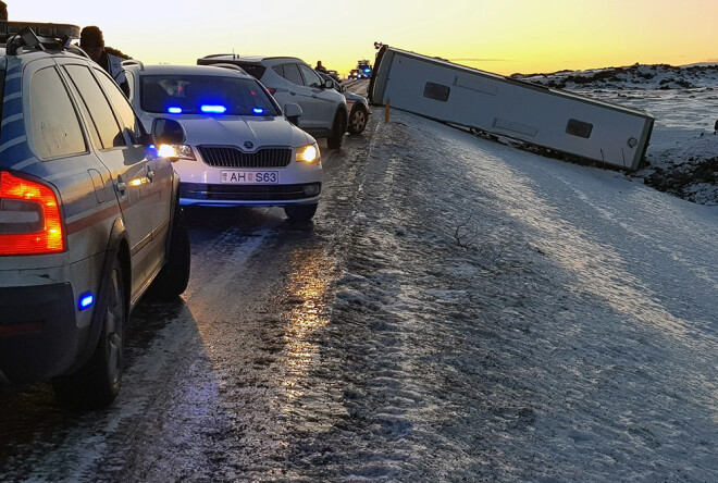 Avārijā iesaistītā automobiļa šoferis un pasažieris bija tūristi no Lietuvas.