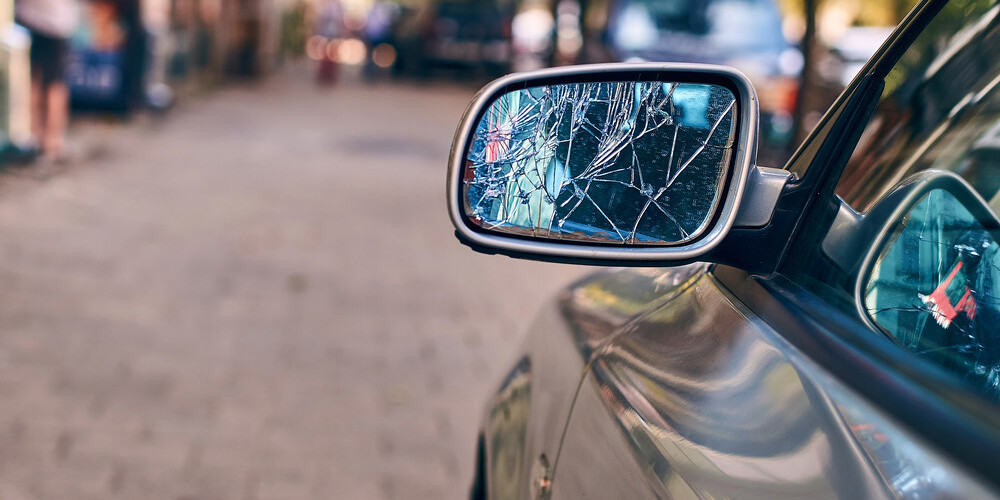 В Агенскалнсе был задержан мужчина, ломавший боковые зеркала автомобилей