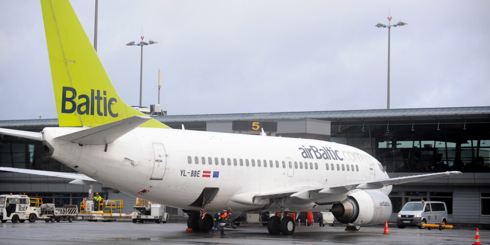 Aviokompānijas "airBaltic" lidmašīna starptautiskajā lidostā "Rīga".