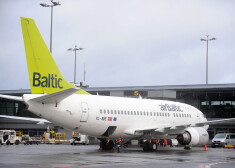 Aviokompānijas "airBaltic" lidmašīna starptautiskajā lidostā "Rīga".